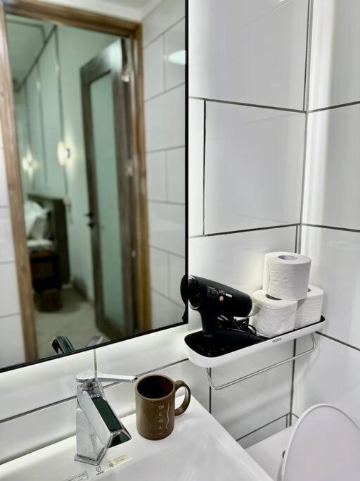 Le Bijou Chic In The Heart Of Saigon Charm With View Lägenhet Ho Chi Minh-staden Exteriör bild